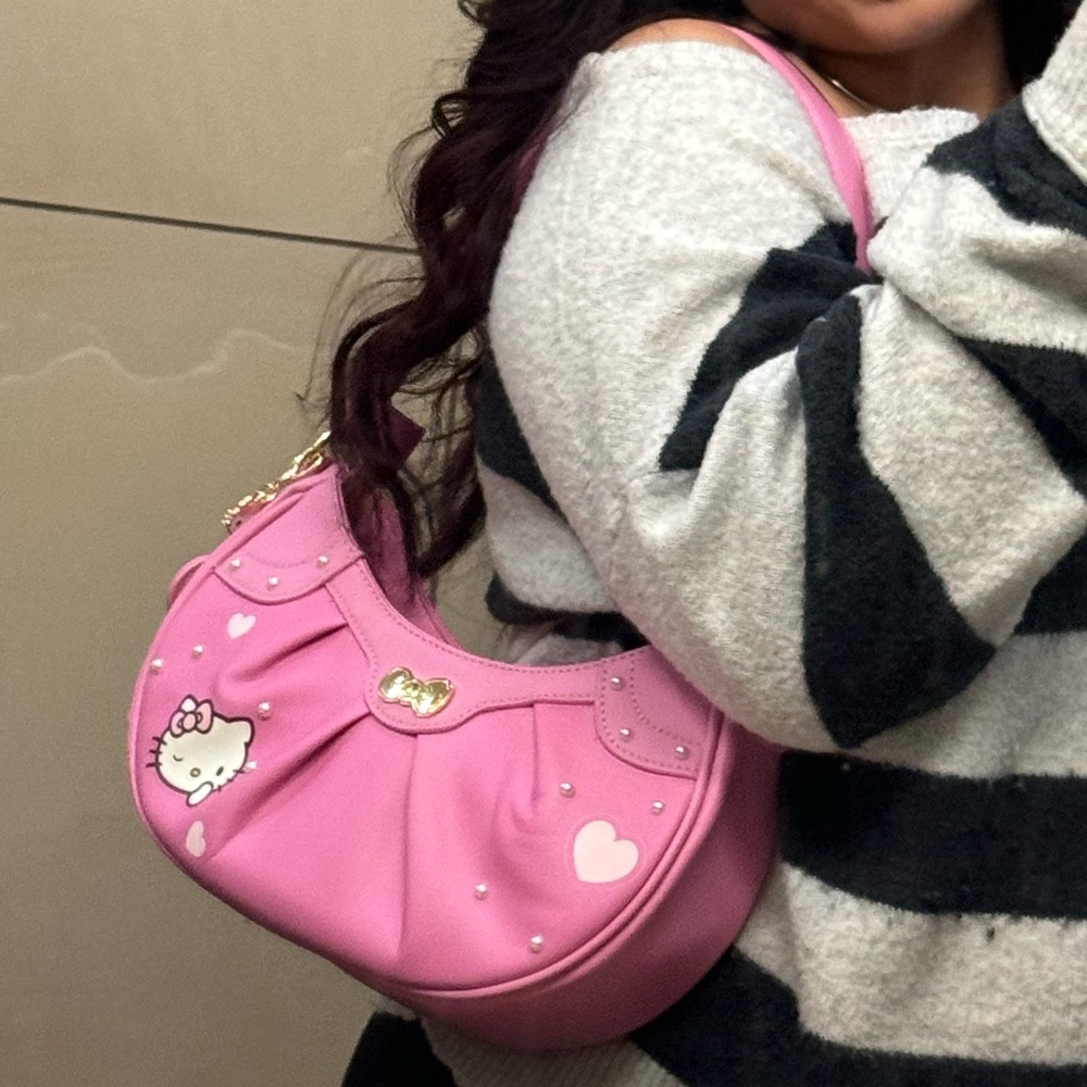 Y2k hello kitty purse🩷 inside is pink with bows, it has a heart mirror as well.